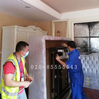 鷺江社區(qū)拆裝師傅正在拆裝家具