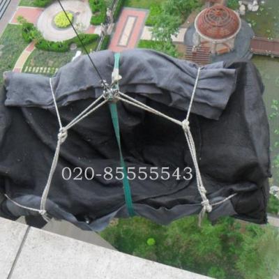 鷺江社區(qū)吊裝師傅正在吊裝物品上樓
